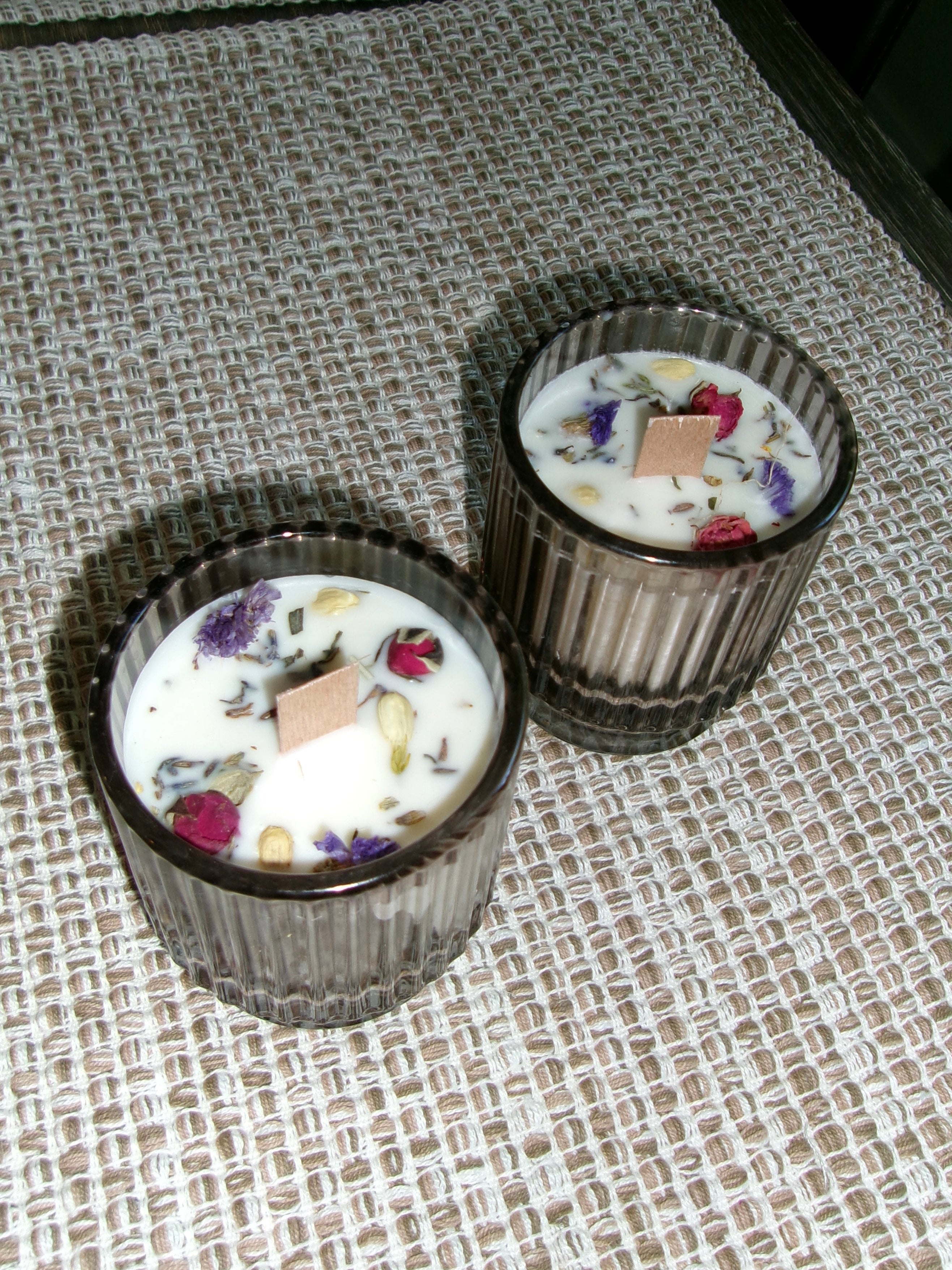 small white tea woodwick candle w/ dried florals